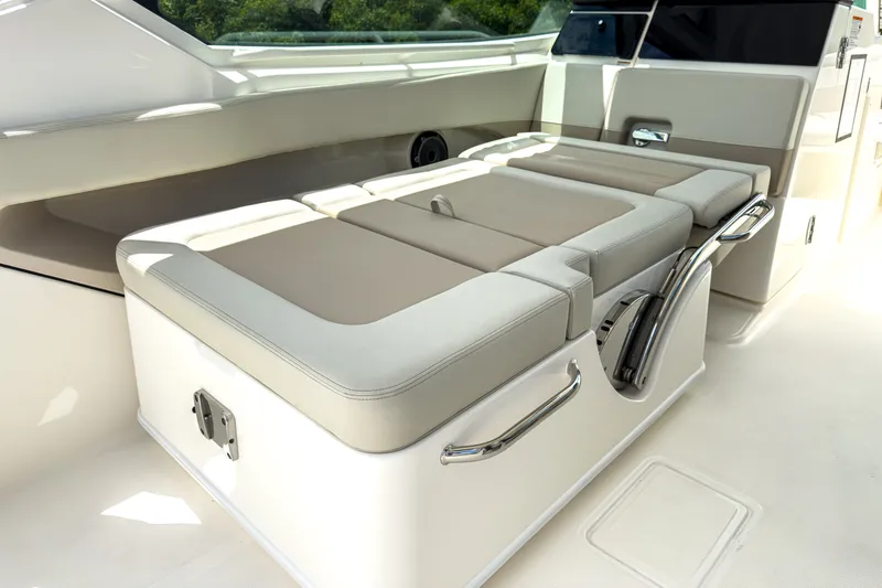 Slide: The Image of Boston Whaler 280 Vantage 2026 - 11