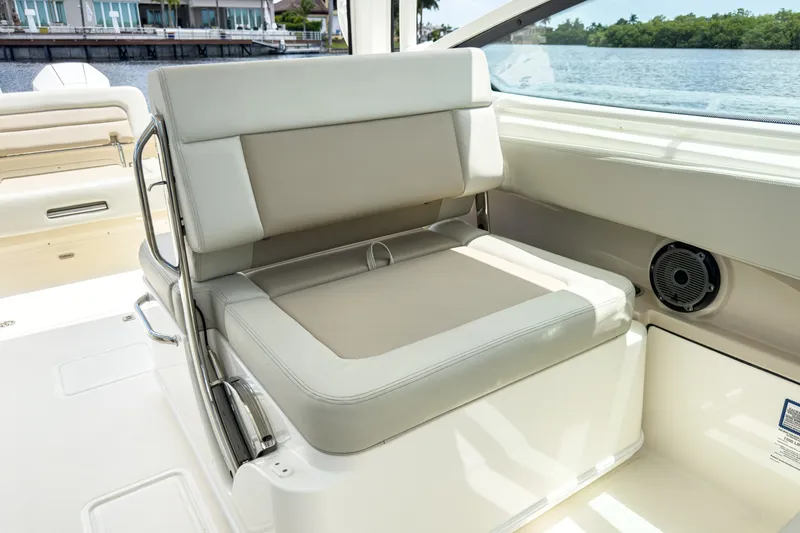 Slide: The Image of Boston Whaler 280 Vantage 2026 - 12