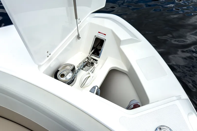 Slide: The Image of Boston Whaler 280 Vantage 2026 - 21