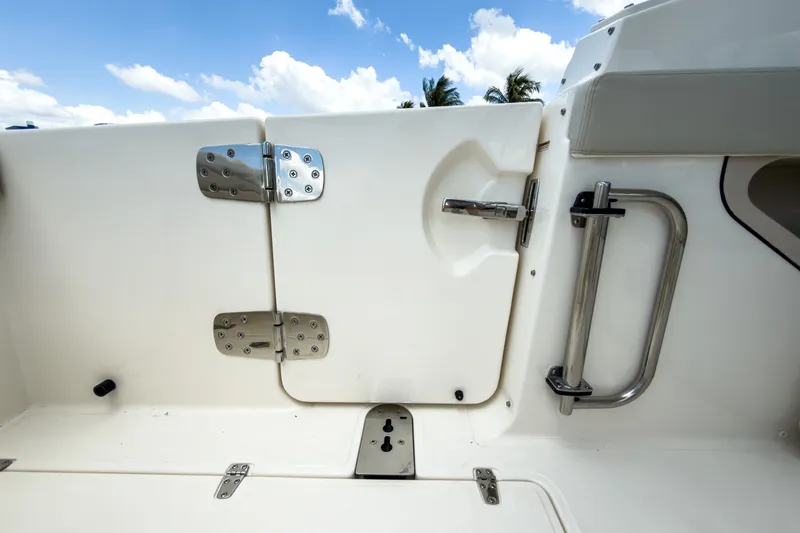 Slide: The Image of Boston Whaler 280 Vantage 2026 - 9