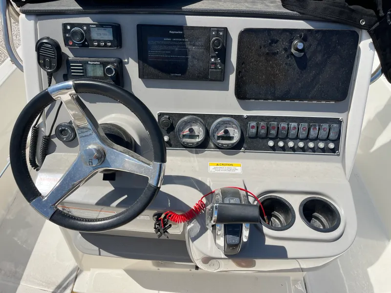 Slide: The Image of Boston Whaler 210 DAUNTLESS 2017 - 10
