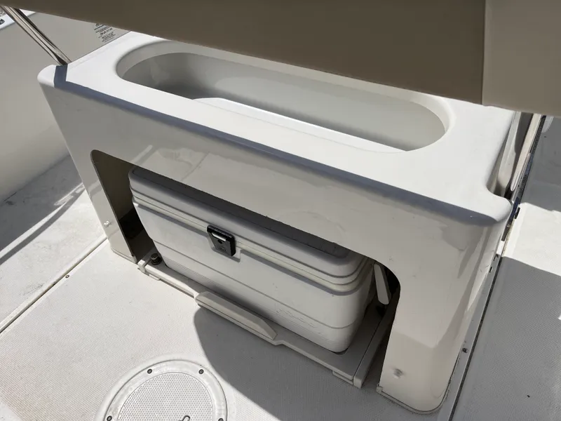 Slide: The Image of Boston Whaler 210 DAUNTLESS 2017 - 13