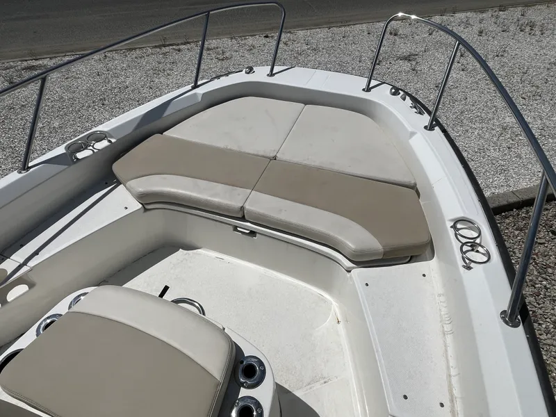 Slide: The Image of Boston Whaler 210 DAUNTLESS 2017 - 4