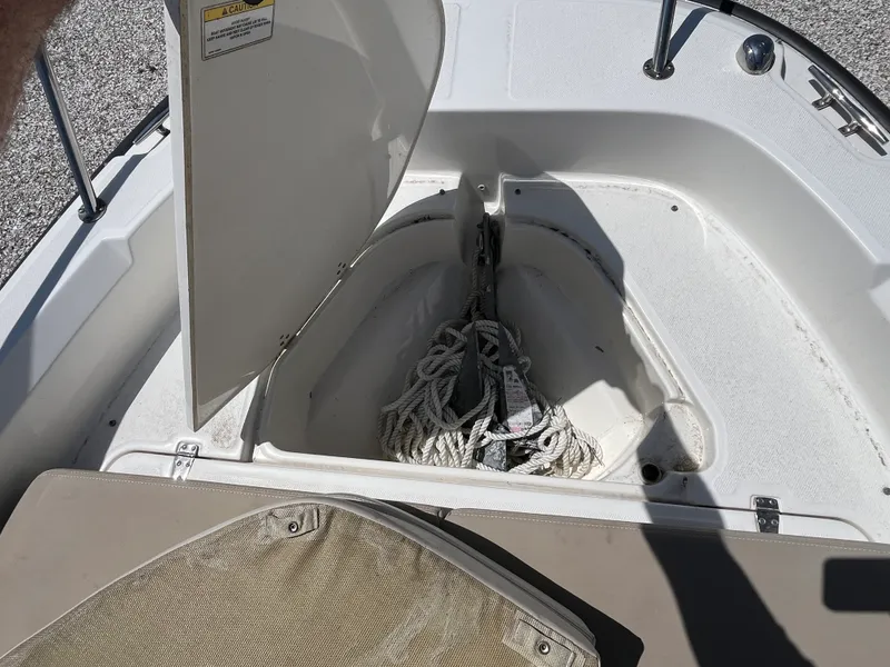 Slide: The Image of Boston Whaler 210 DAUNTLESS 2017 - 6