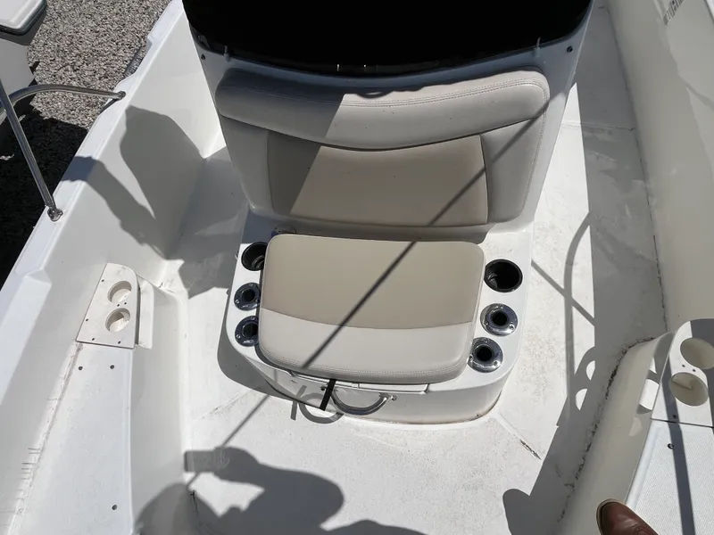 Slide: The Image of Boston Whaler 210 DAUNTLESS 2017 - 8