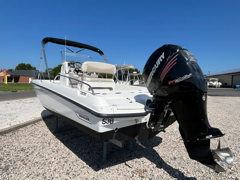 Slide: The Image of Boston Whaler 210 DAUNTLESS 2017 - 2