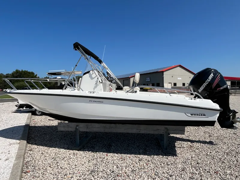 Slide: The Image of Boston Whaler 210 DAUNTLESS 2017 - 3