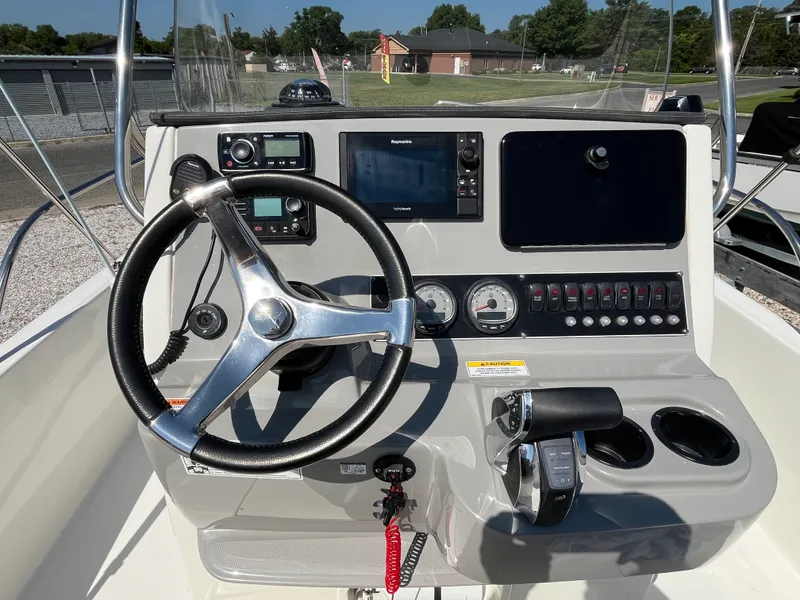 Slide: The Image of Boston Whaler 210 DAUNTLESS 2017 - 9