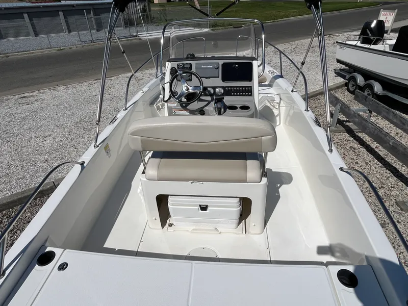 Slide: The Image of Boston Whaler 210 DAUNTLESS 2017 - 10