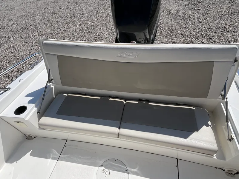 Slide: The Image of Boston Whaler 210 DAUNTLESS 2017 - 11