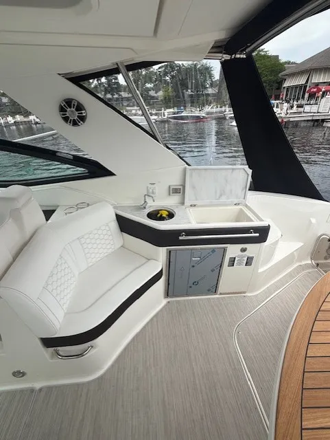 Slide: The Image of Sea Ray Sundancer 320 2026 - 6