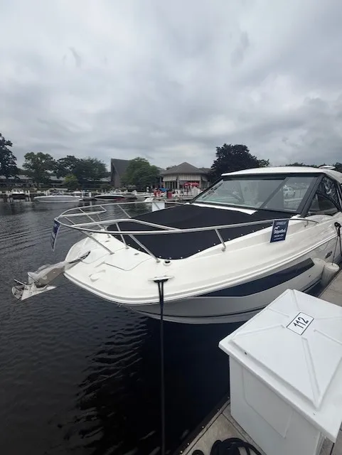 Slide: The Image of Sea Ray Sundancer 320 2026 - 18