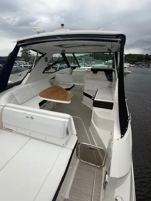 Slide: The Image of Sea Ray Sundancer 320 2026 - 3