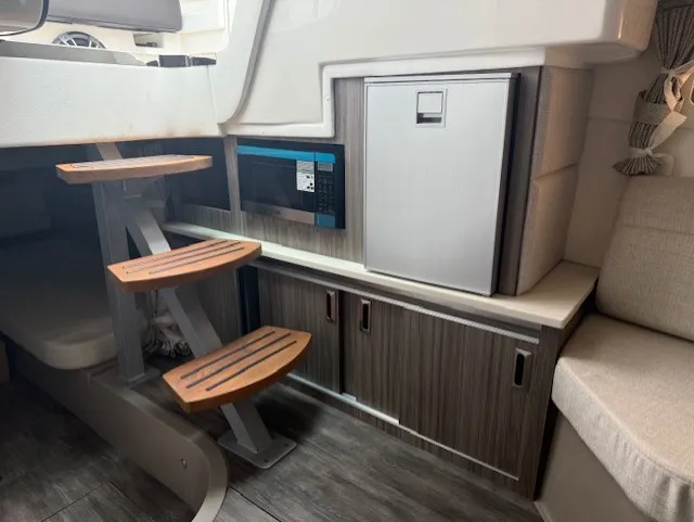 Slide: The Image of Sea Ray Sundancer 320 2026 - 12