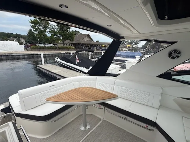 Slide: The Image of Sea Ray Sundancer 320 2026 - 4