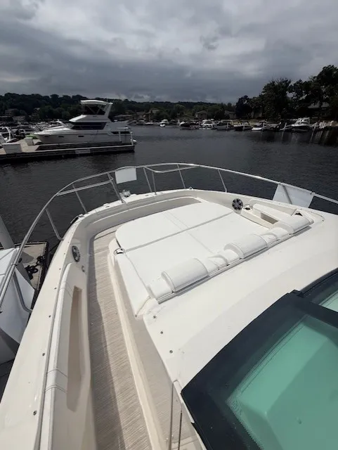 Slide: The Image of Sea Ray Sundancer 320 2026 - 16