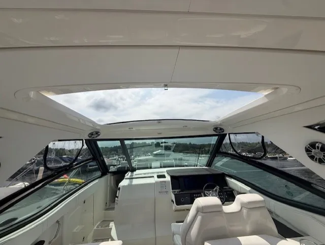 Slide: The Image of Sea Ray Sundancer 320 2026 - 7
