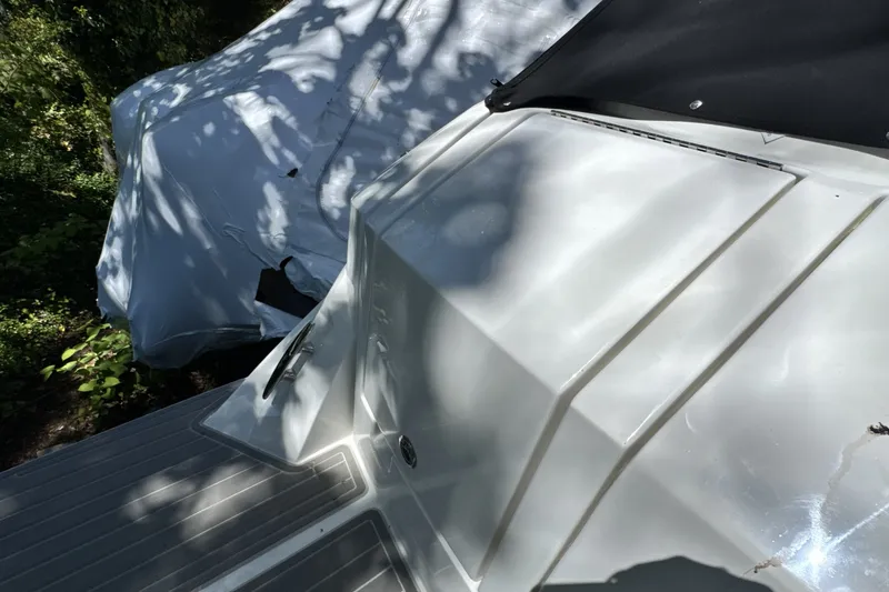 Slide: The Image of Sea Ray Sundancer 320 Outboard 2026 - 10