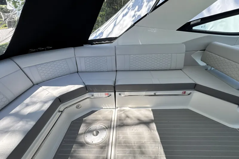 Slide: The Image of Sea Ray Sundancer 320 Outboard 2026 - 12
