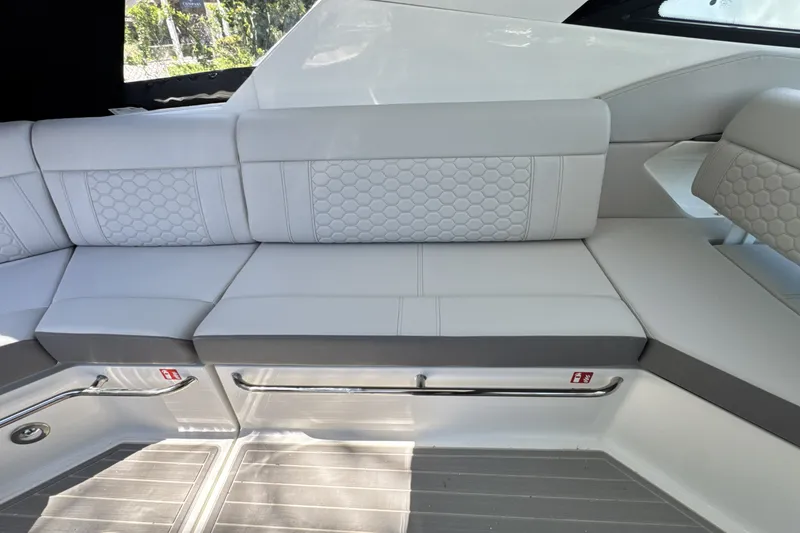 Slide: The Image of Sea Ray Sundancer 320 Outboard 2026 - 15