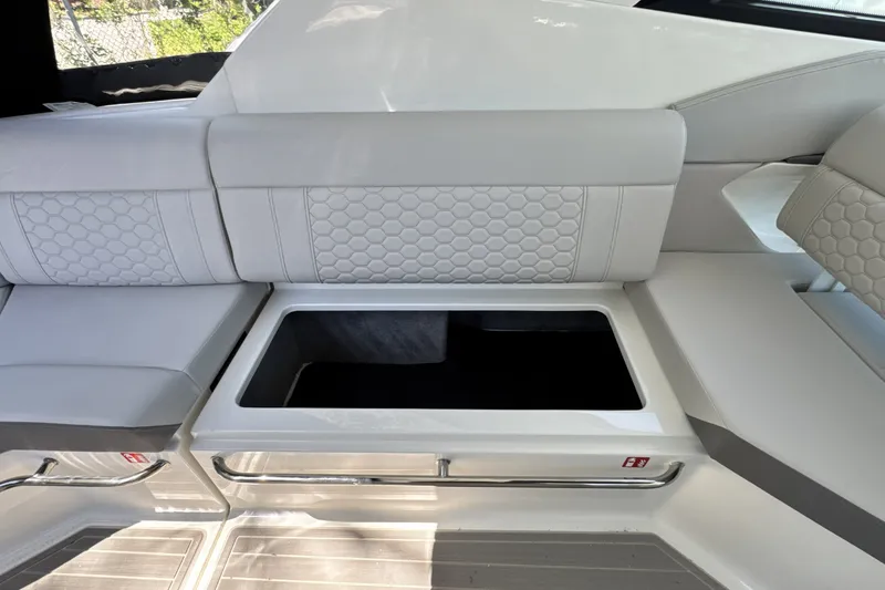 Slide: The Image of Sea Ray Sundancer 320 Outboard 2026 - 16