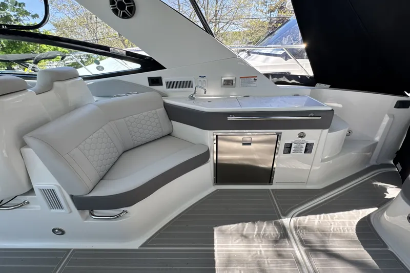 Slide: The Image of Sea Ray Sundancer 320 Outboard 2026 - 18