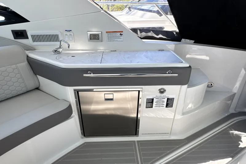 Slide: The Image of Sea Ray Sundancer 320 Outboard 2026 - 19