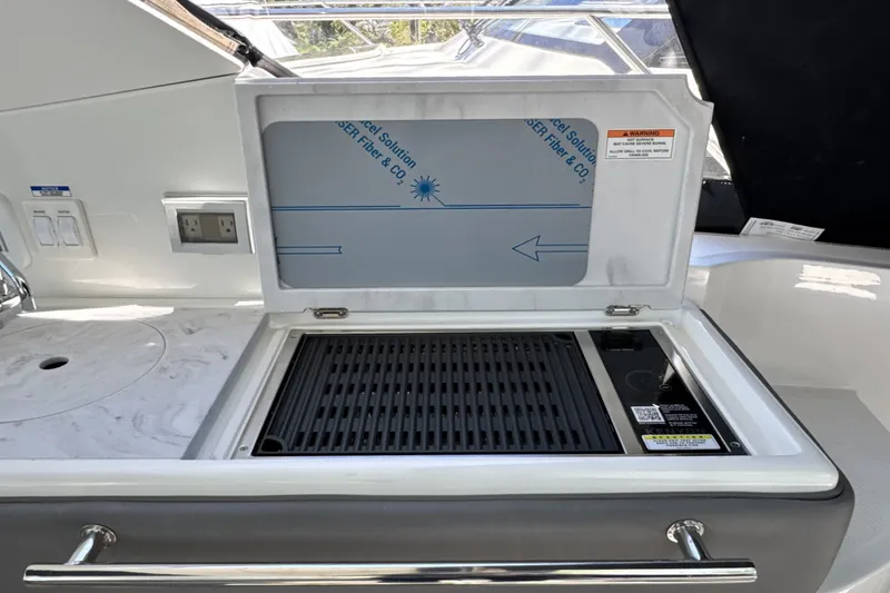 Slide: The Image of Sea Ray Sundancer 320 Outboard 2026 - 20