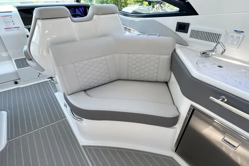 Slide: The Image of Sea Ray Sundancer 320 Outboard 2026 - 22