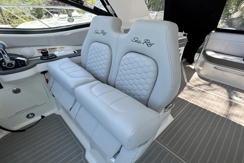 Slide: The Image of Sea Ray Sundancer 320 Outboard 2026 - 25
