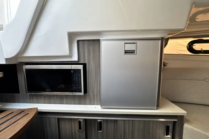 Slide: The Image of Sea Ray Sundancer 320 Outboard 2026 - 33