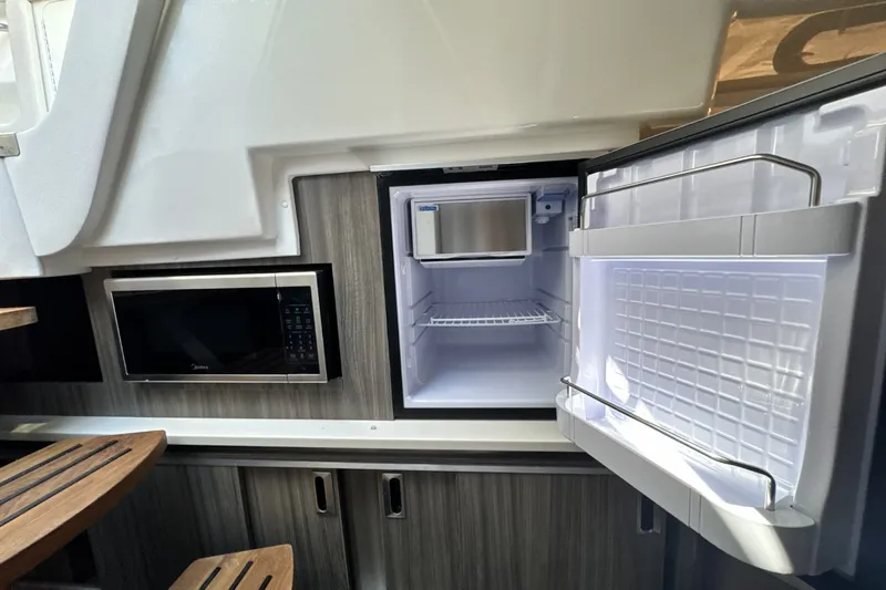 Slide: The Image of Sea Ray Sundancer 320 Outboard 2026 - 34