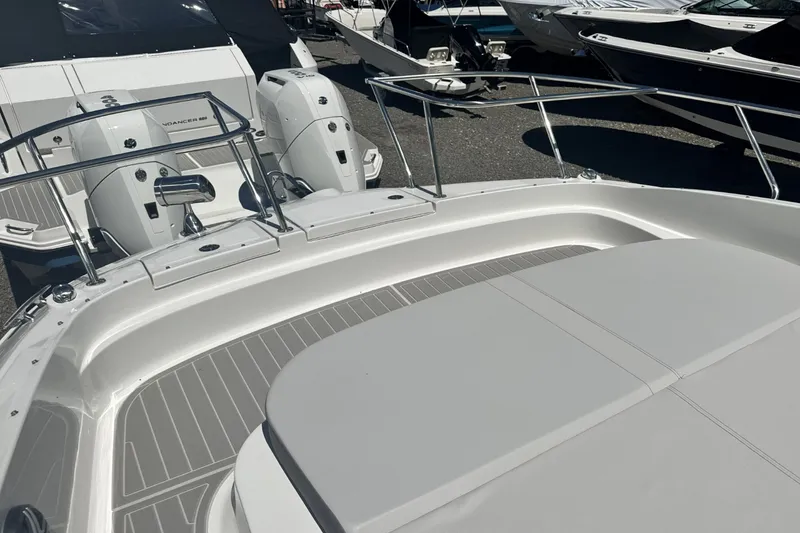 Slide: The Image of Sea Ray Sundancer 320 Outboard 2026 - 45
