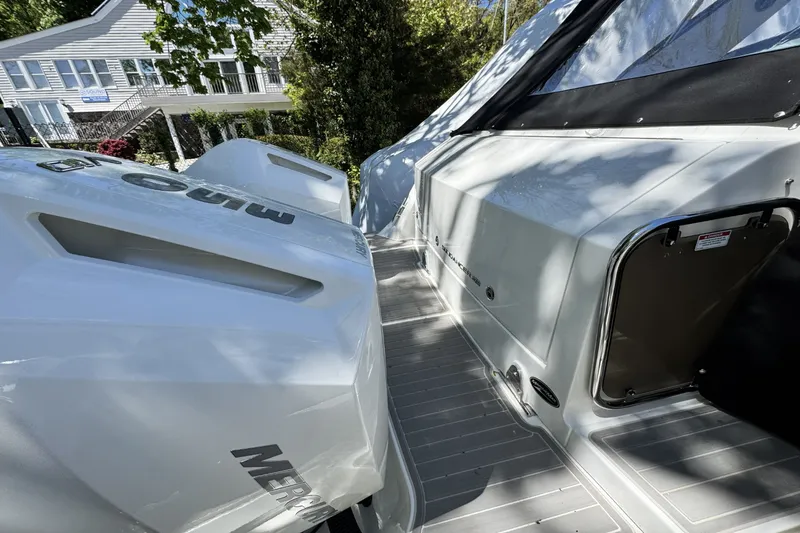 Slide: The Image of Sea Ray Sundancer 320 Outboard 2026 - 5