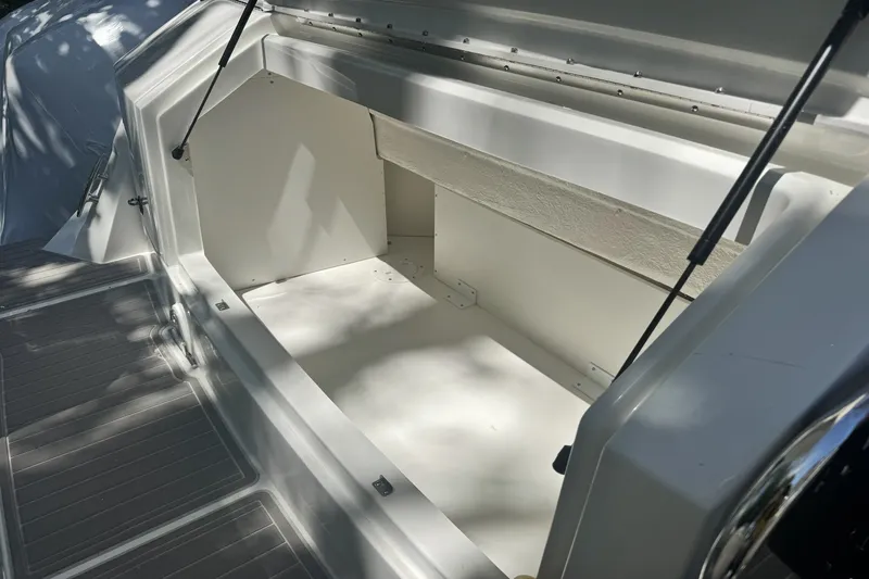 Slide: The Image of Sea Ray Sundancer 320 Outboard 2026 - 8