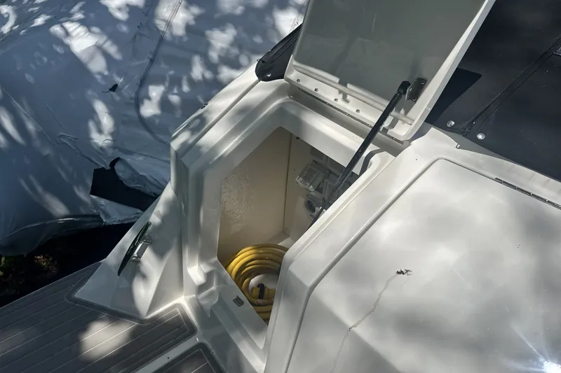 Slide: The Image of Sea Ray Sundancer 320 Outboard 2026 - 9