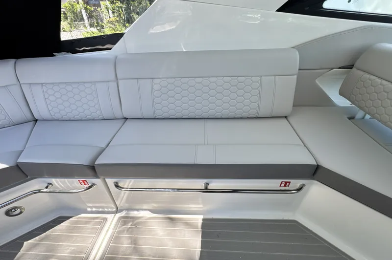 Slide: The Image of Sea Ray Sundancer 320 Outboard 2026 - 12