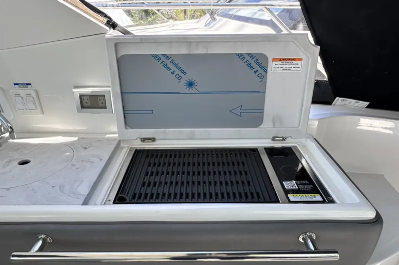 Slide: The Image of Sea Ray Sundancer 320 Outboard 2026 - 17