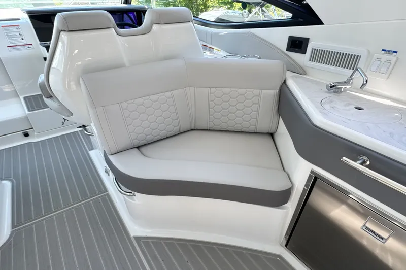 Slide: The Image of Sea Ray Sundancer 320 Outboard 2026 - 19