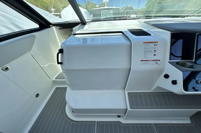 Slide: The Image of Sea Ray Sundancer 320 Outboard 2026 - 26