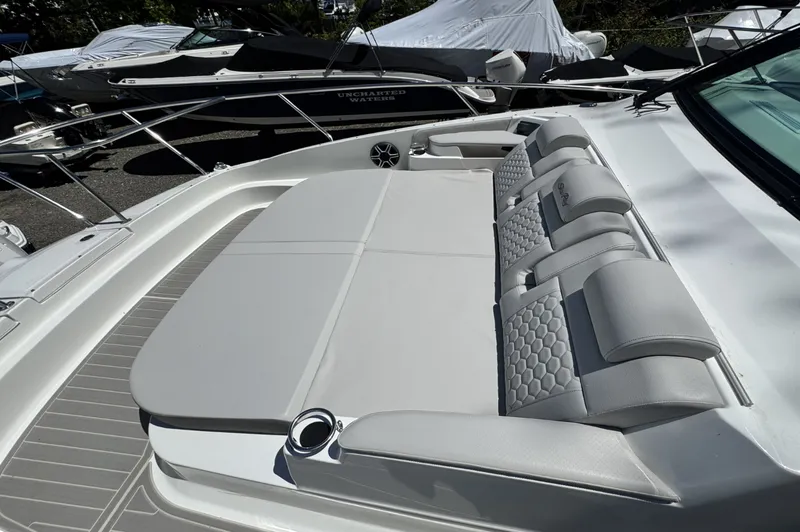 Slide: The Image of Sea Ray Sundancer 320 Outboard 2026 - 41