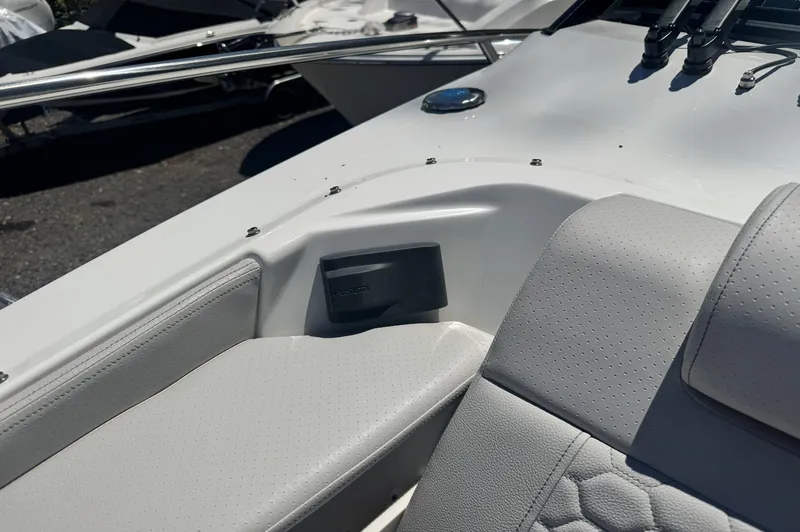Slide: The Image of Sea Ray Sundancer 320 Outboard 2026 - 42