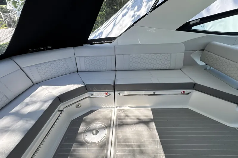 Slide: The Image of Sea Ray Sundancer 320 Outboard 2026 - 9