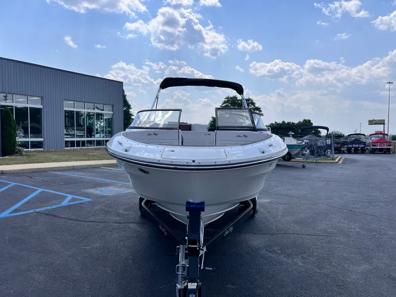 Slide: The Image of Sea Ray SPX 210 2026 - 2