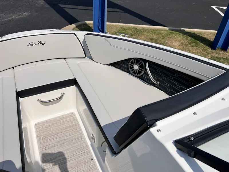 Slide: The Image of Sea Ray SPX 210 2026 - 9