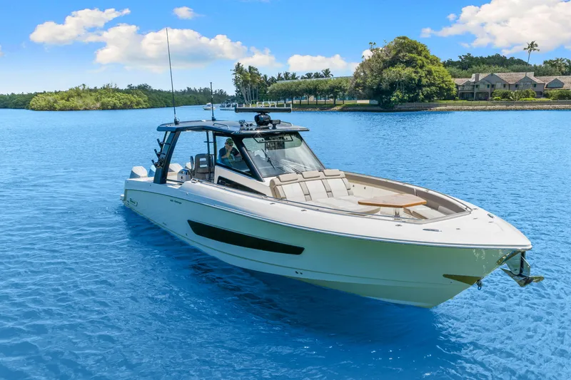 Slide: The Image of Boston Whaler 420 Outrage 2026 - 15