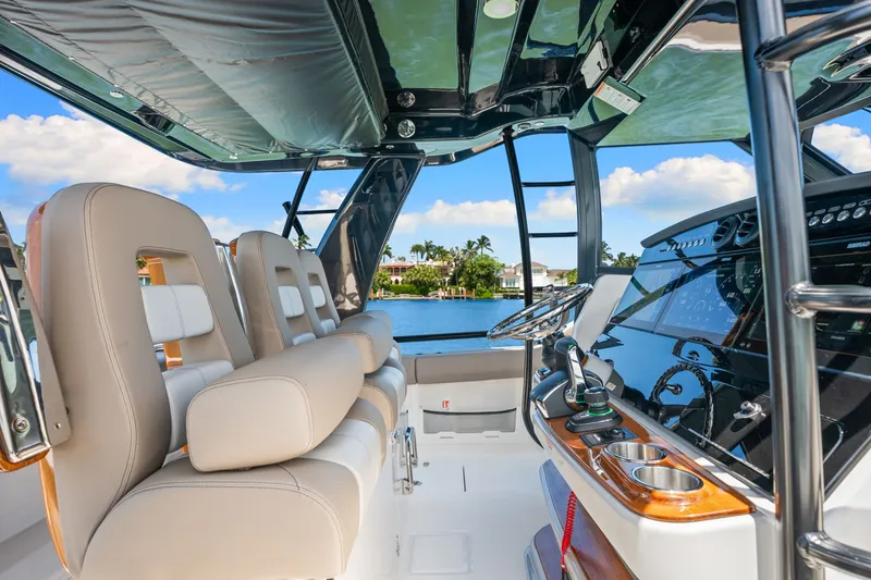 Slide: The Image of Boston Whaler 420 Outrage 2026 - 27