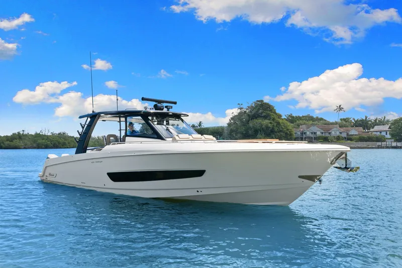 Slide: The Image of Boston Whaler 420 Outrage 2026 - 5