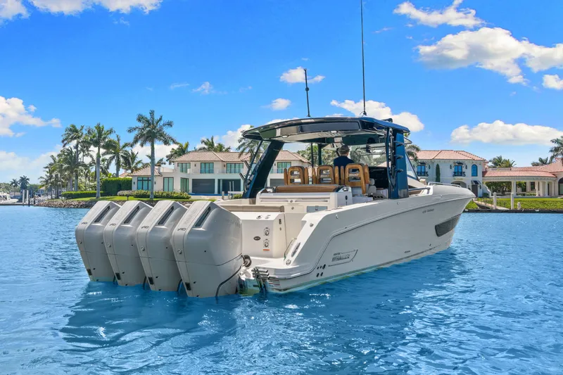 Slide: The Image of Boston Whaler 420 Outrage 2026 - 3
