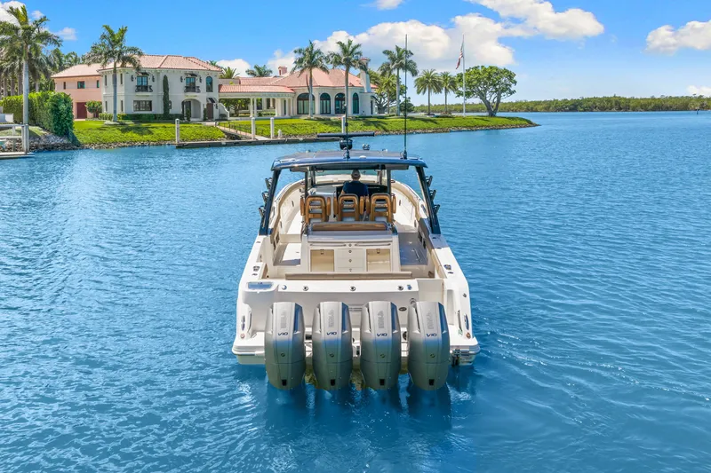Slide: The Image of Boston Whaler 420 Outrage 2026 - 12